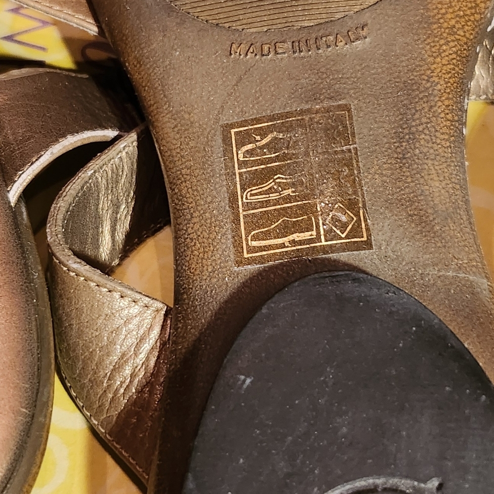 Brighton Size 9 leather "PANSY" Italy gold medallion sandal BOX EUC - Picture 7 of 8